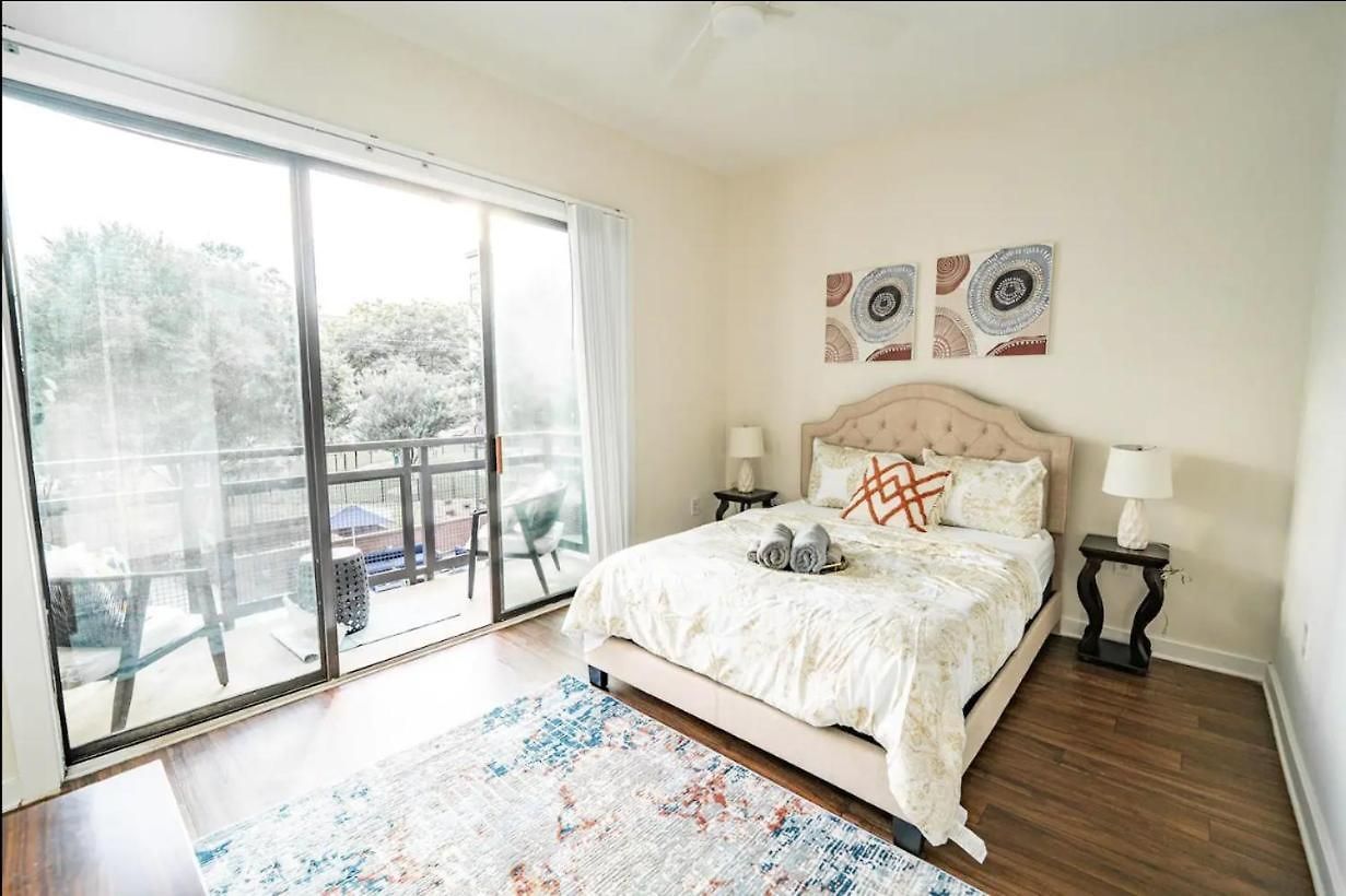 Luxury Uptown Wi-fi Gym Pool Shops Food! 228 Apartment
