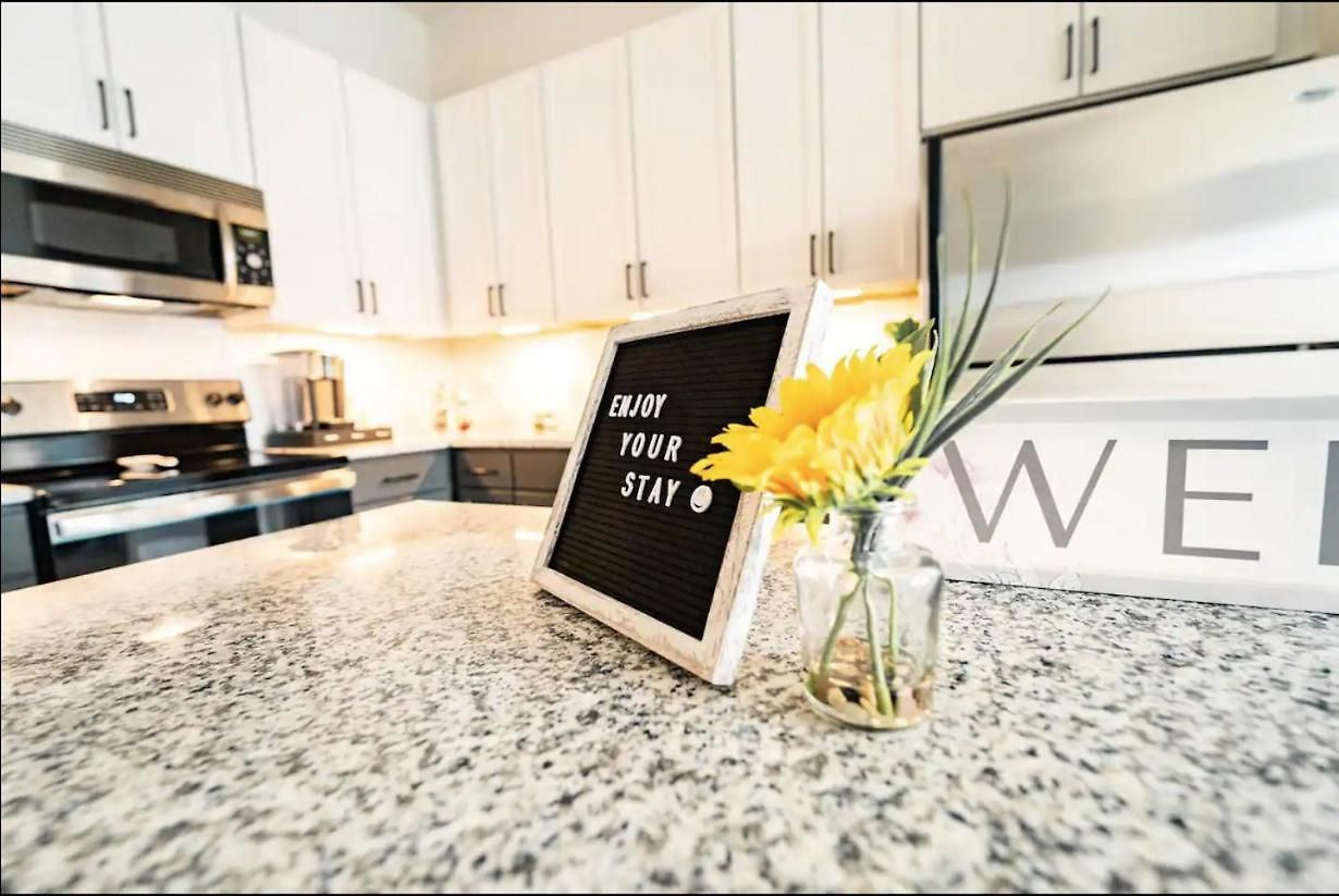 Apartment Luxury Uptown Wi-fi Gym Pool Shops Food! 228 *