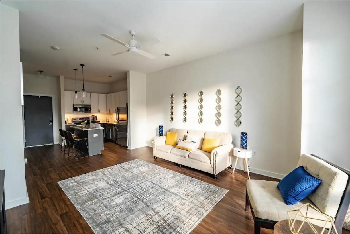 Luxury Uptown Wi-fi Gym Pool Shops Food! 228 * Charlotte
