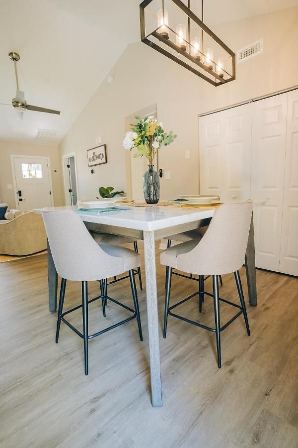 Holiday home Retreat - 4 Bedroom Oasis With King & Private Yard Near Downtown