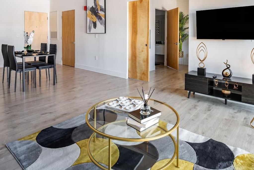 Apartment Luxurious & Comfy Downtown Oasis ~ Views ~ Parking *