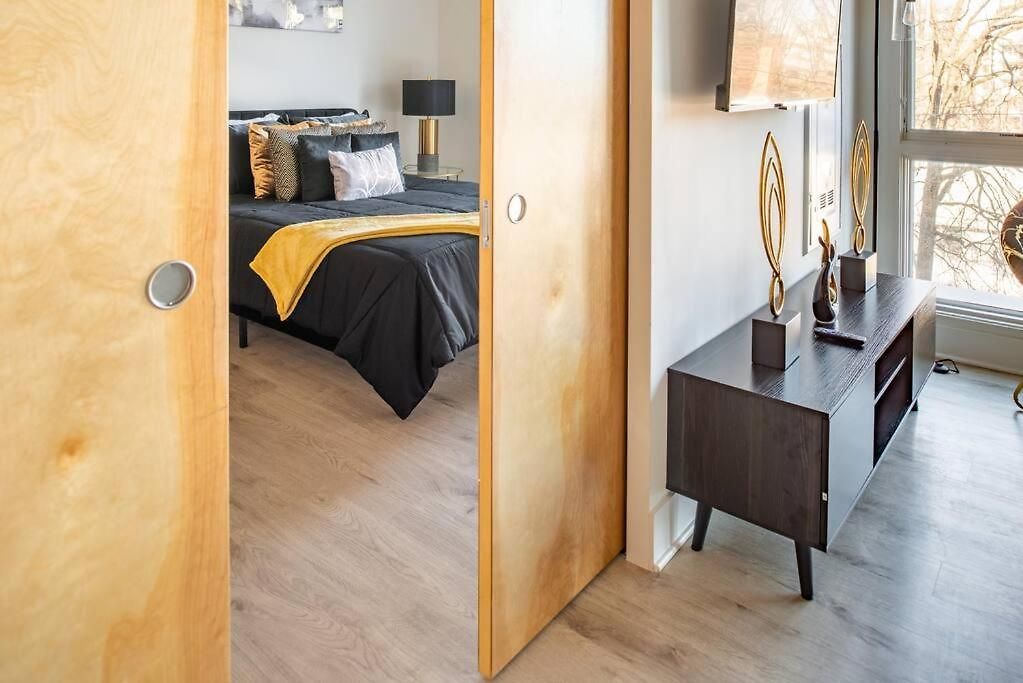 Luxurious & Comfy Downtown Oasis ~ Views ~ Parking *