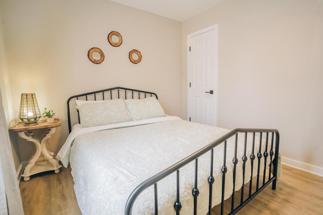 Retreat - 4 Bedroom Oasis With King & Private Yard Near Downtown Holiday home *