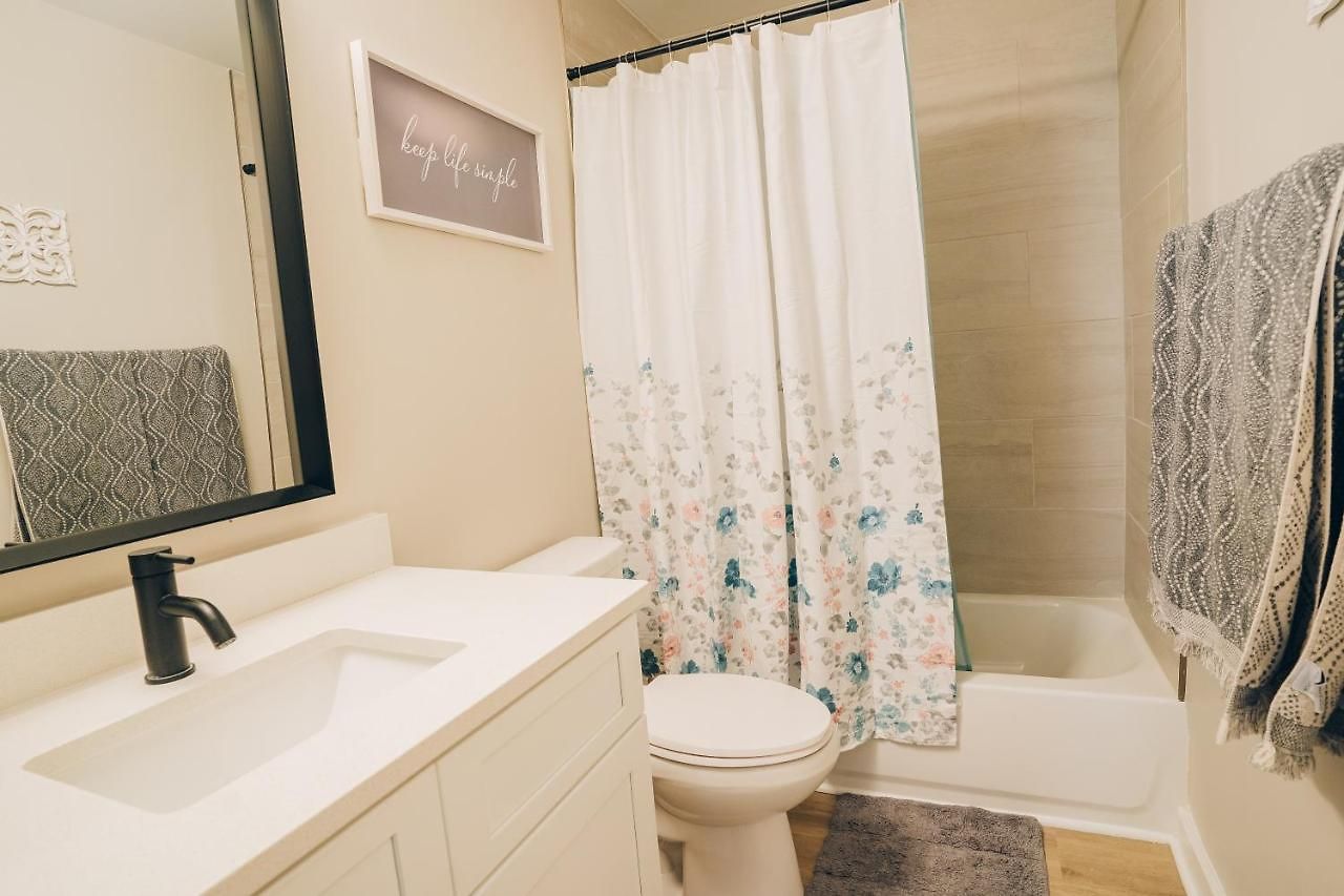 Holiday home Retreat - 4 Bedroom Oasis With King & Private Yard Near Downtown Charlotte