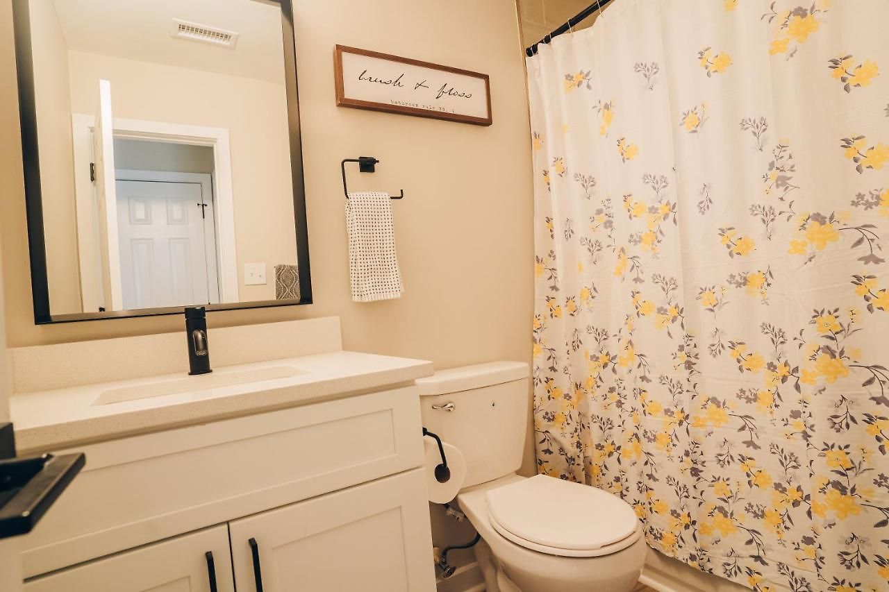 Holiday home Retreat - 4 Bedroom Oasis With King & Private Yard Near Downtown