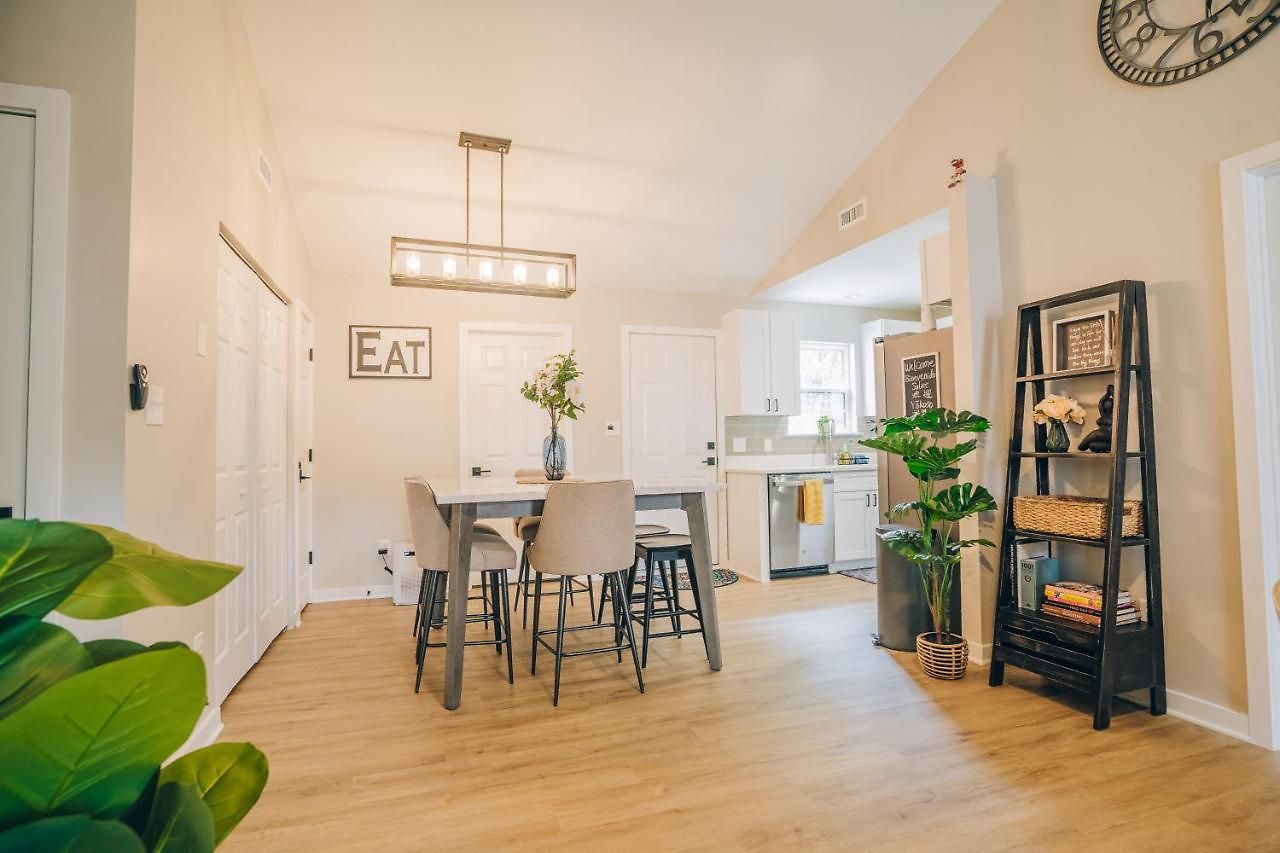 Holiday home Retreat - 4 Bedroom Oasis With King & Private Yard Near Downtown