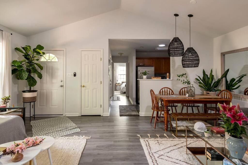 Rare Downtown Matthews Walk 2 Shops Restauraunts Hike Clt 2 Bedroom Not 3br Holiday home *