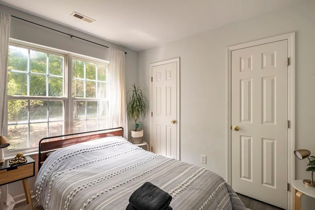 Rare Downtown Matthews Walk 2 Shops Restauraunts Hike Clt 2 Bedroom Not 3br * Charlotte