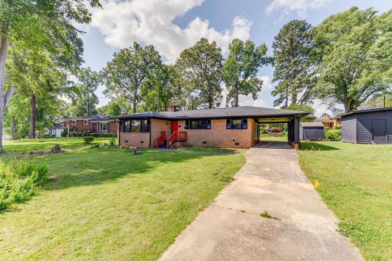 Charming Home: 2 Mi To Downtown! Holiday home *