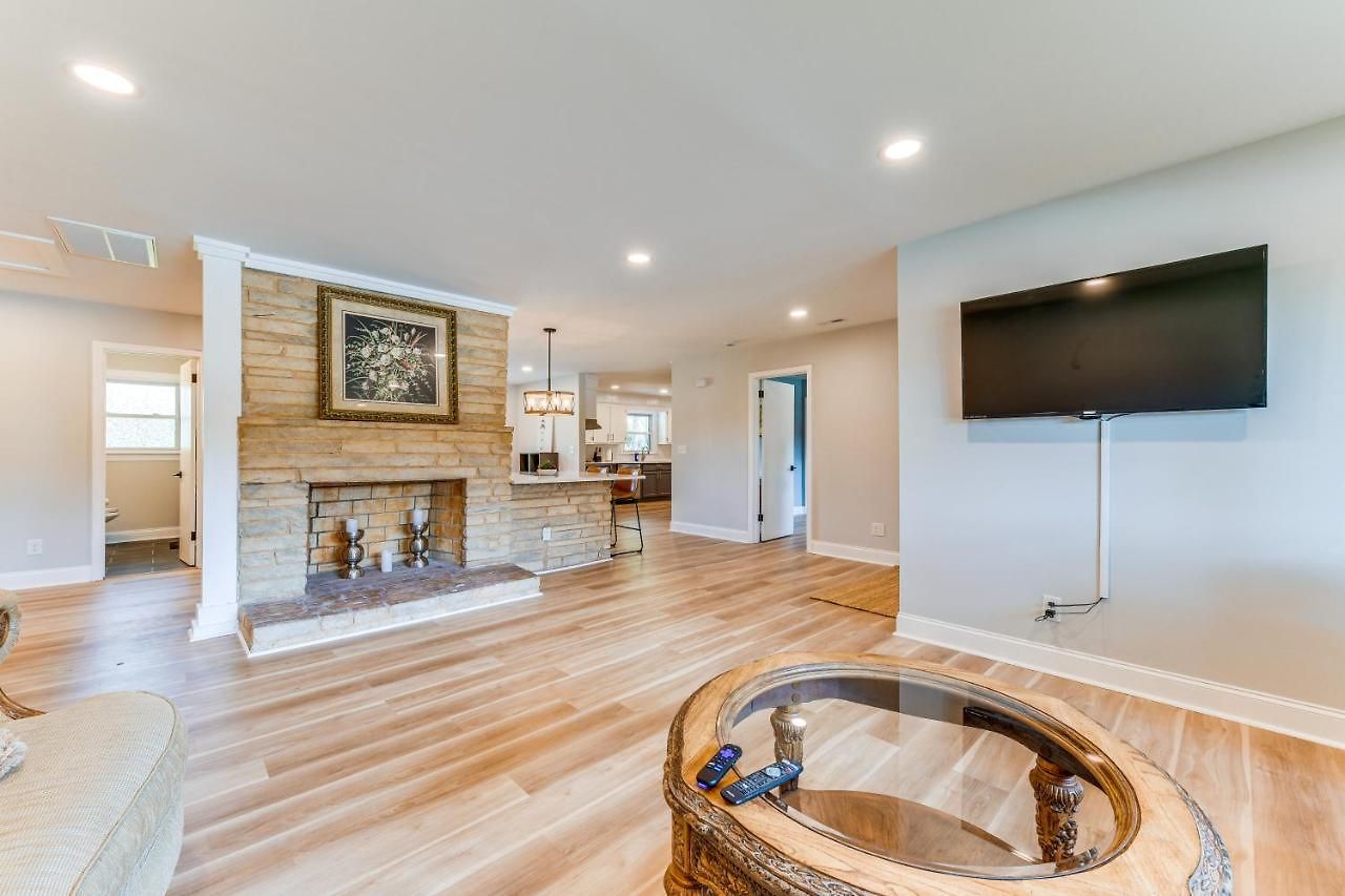 Charming Home: 2 Mi To Downtown! *