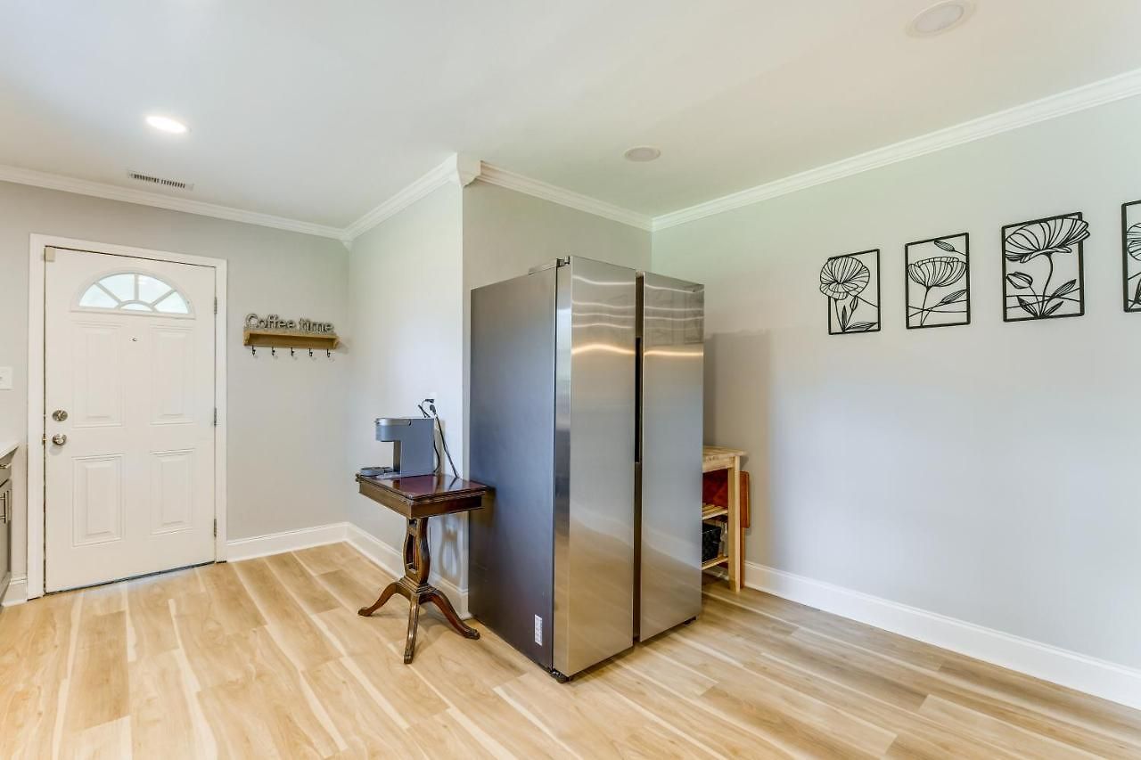 Charming Home: 2 Mi To Downtown! Holiday home