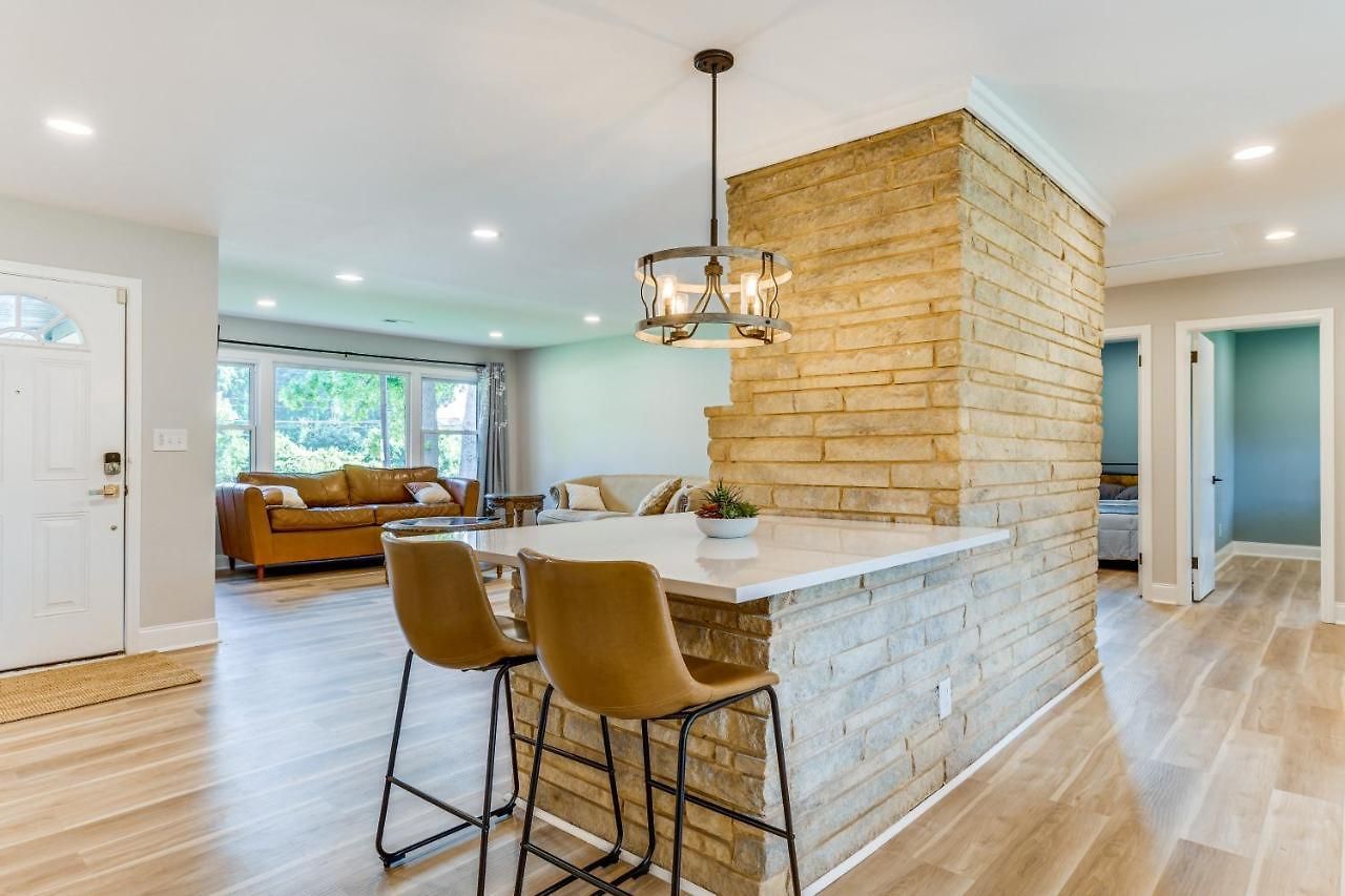 Charming Home: 2 Mi To Downtown! Charlotte