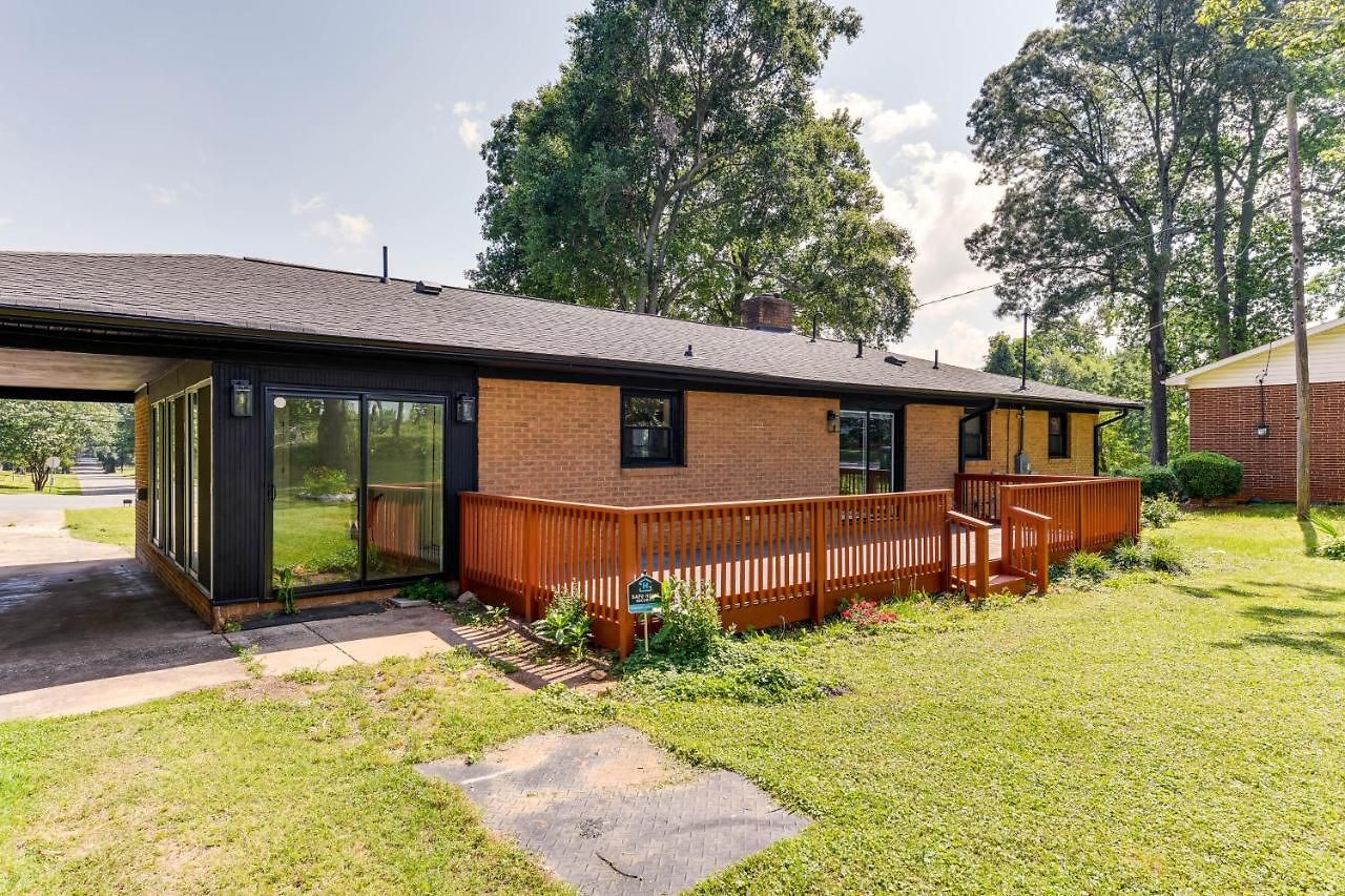 Charming Home: 2 Mi To Downtown! Holiday home *