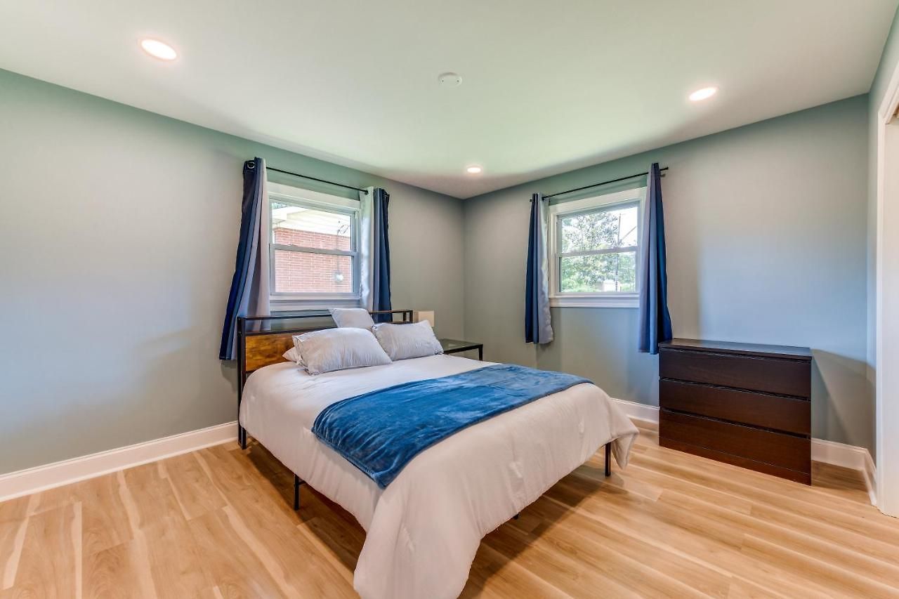 Charming Home: 2 Mi To Downtown! *