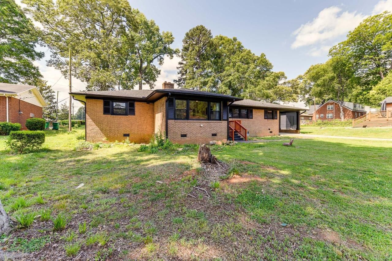 Charming Home: 2 Mi To Downtown! Holiday home
