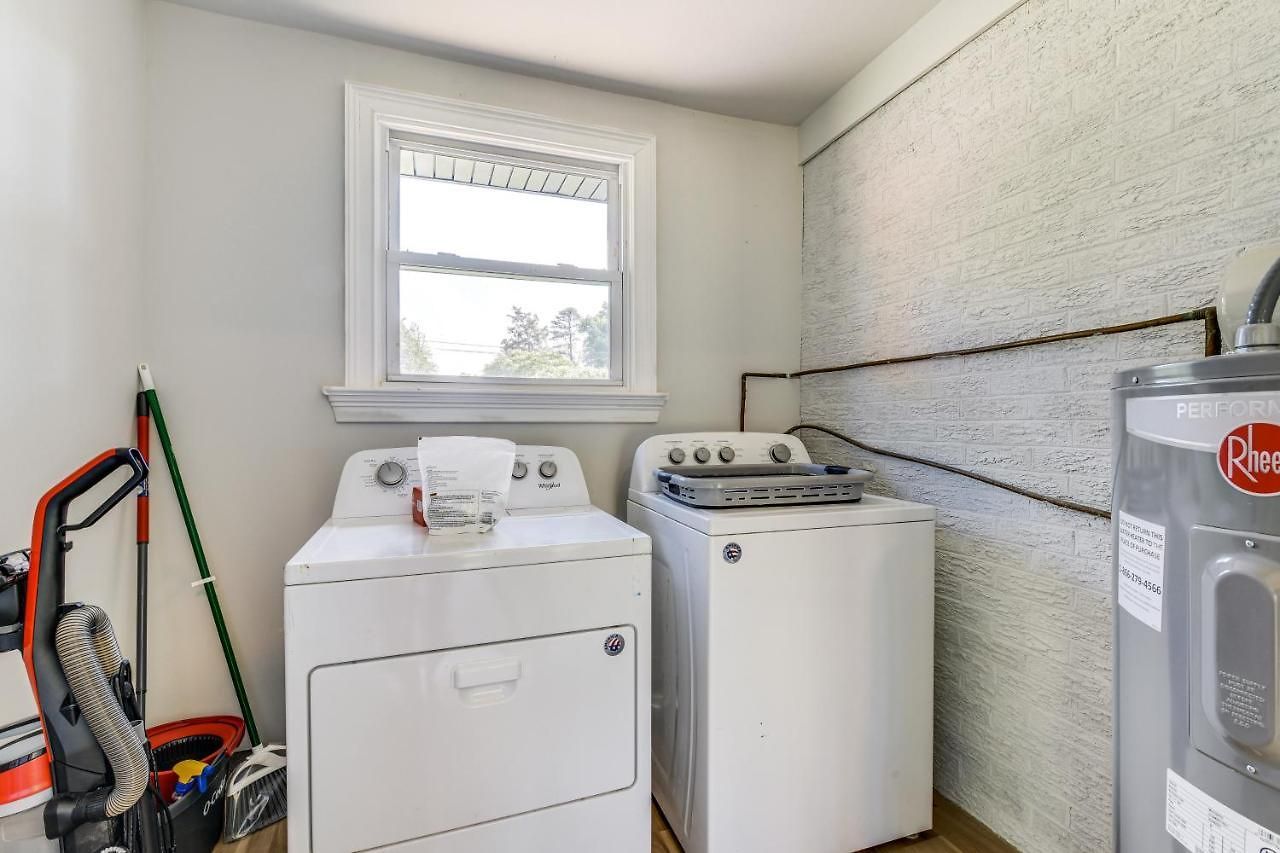 Charming Home: 2 Mi To Downtown! Holiday home *