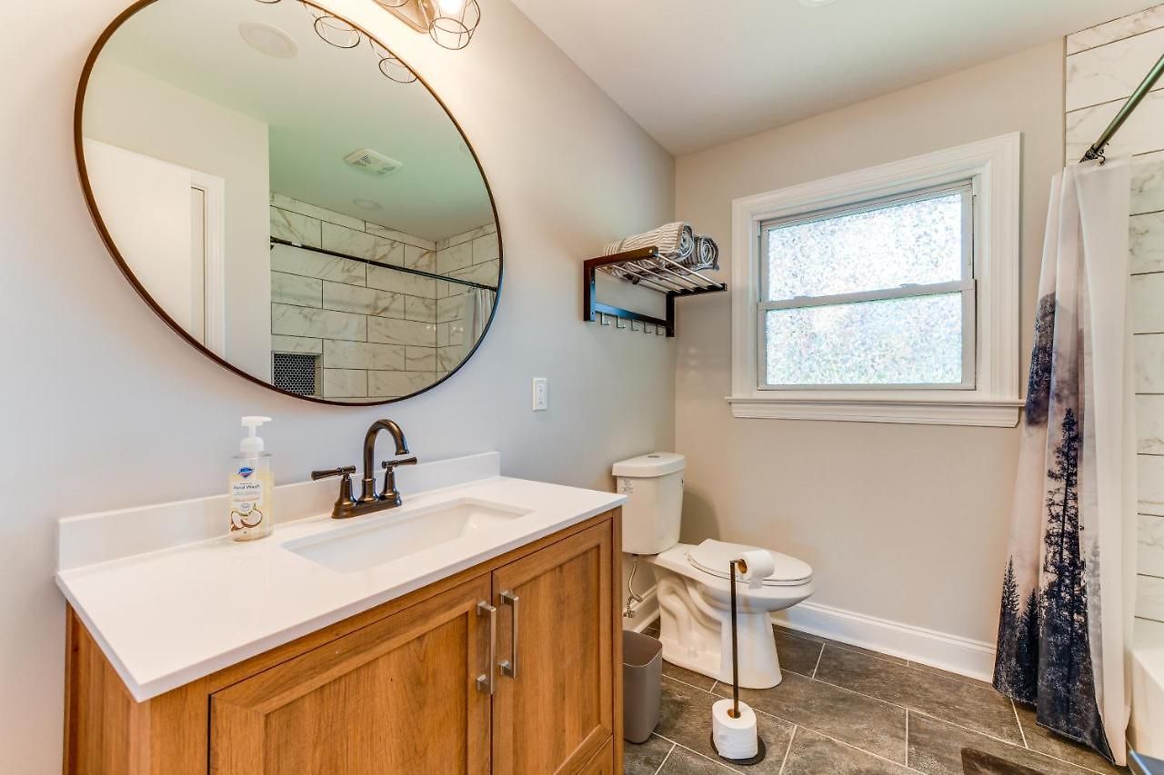 Charming Home: 2 Mi To Downtown! Holiday home Charlotte