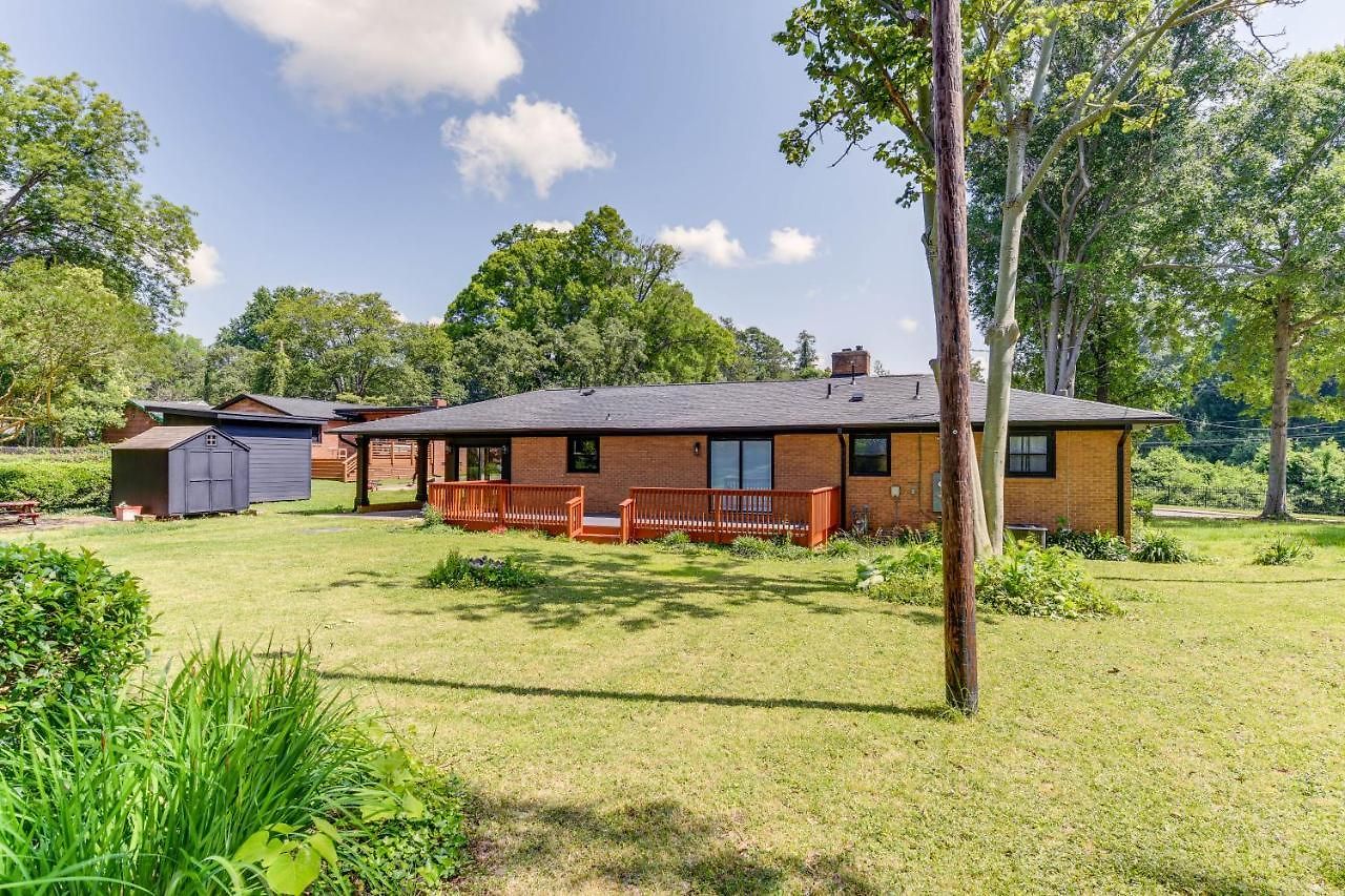 Charming Home: 2 Mi To Downtown! Holiday home