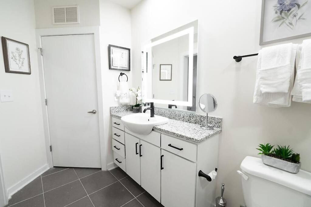 Luxury Wifi, Gym, Pool, Shops & Food! Unit 329