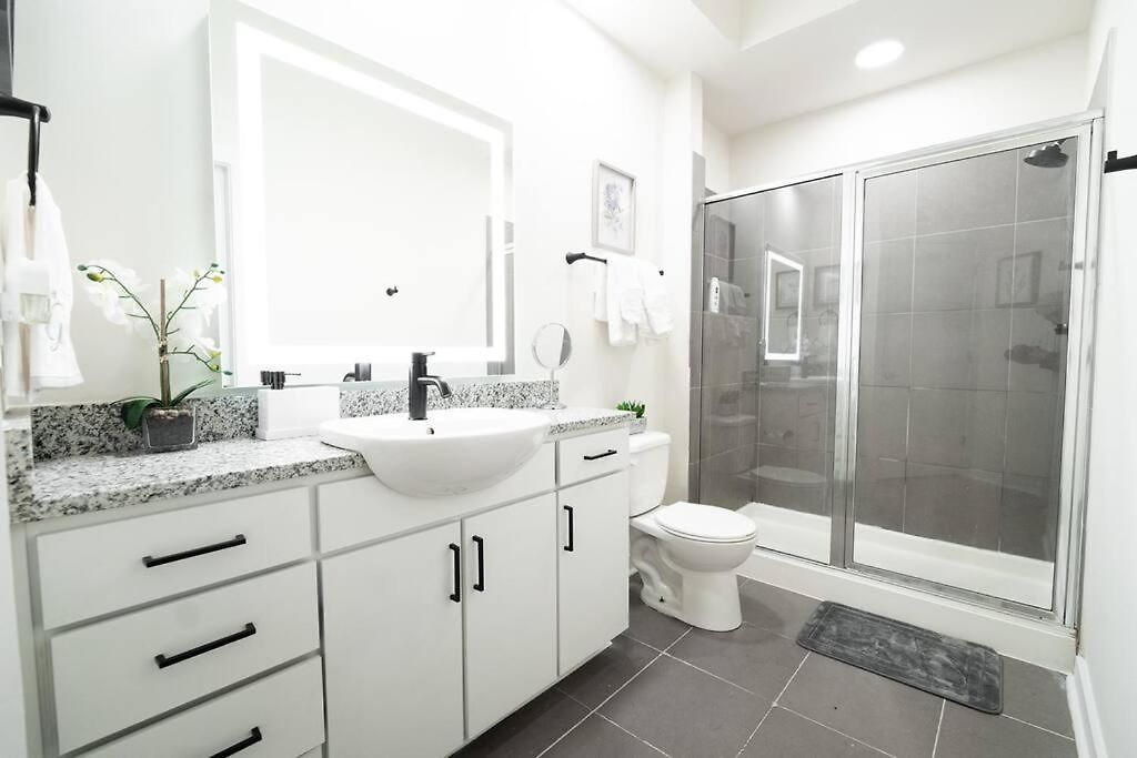 Luxury Wifi, Gym, Pool, Shops & Food! Unit 329 * Charlotte