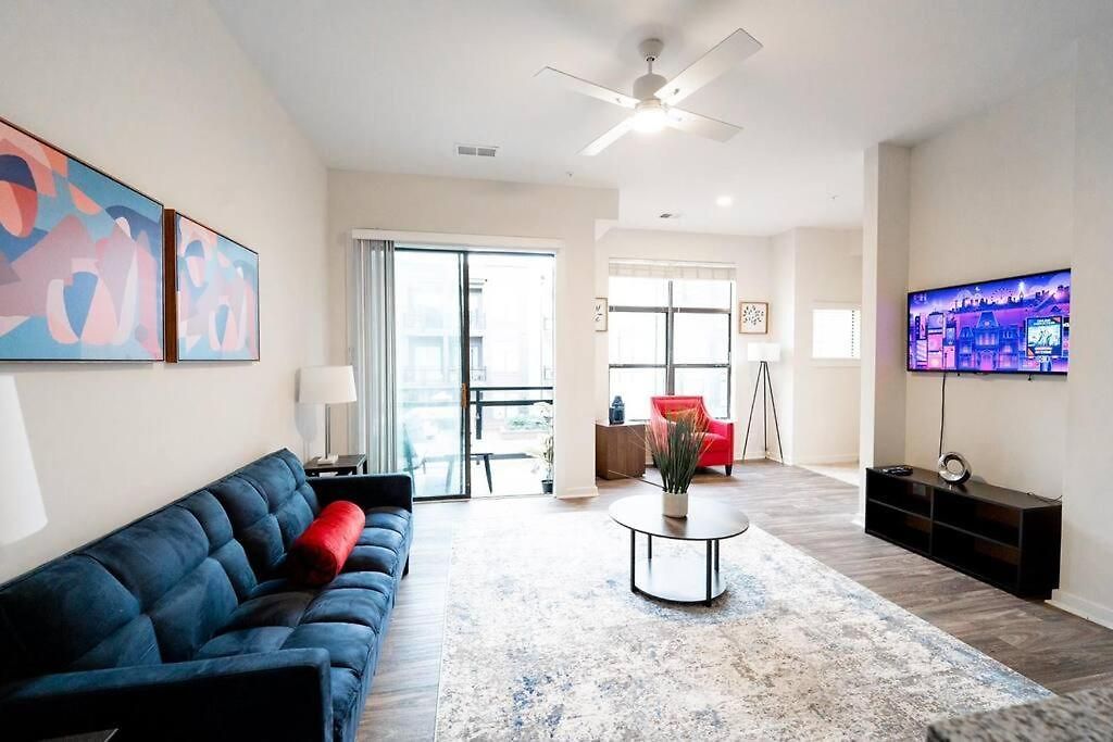 Luxury Wifi, Gym, Pool, Shops & Food! Unit 329 Charlotte