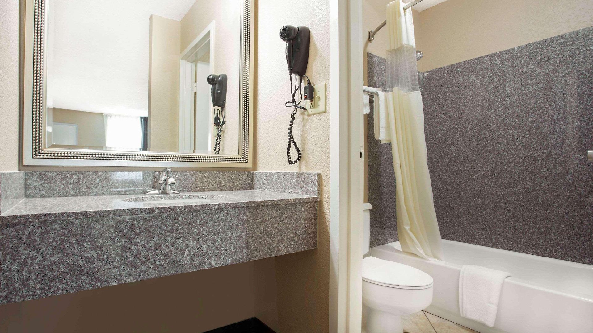 Quality & Area Hotel Charlotte