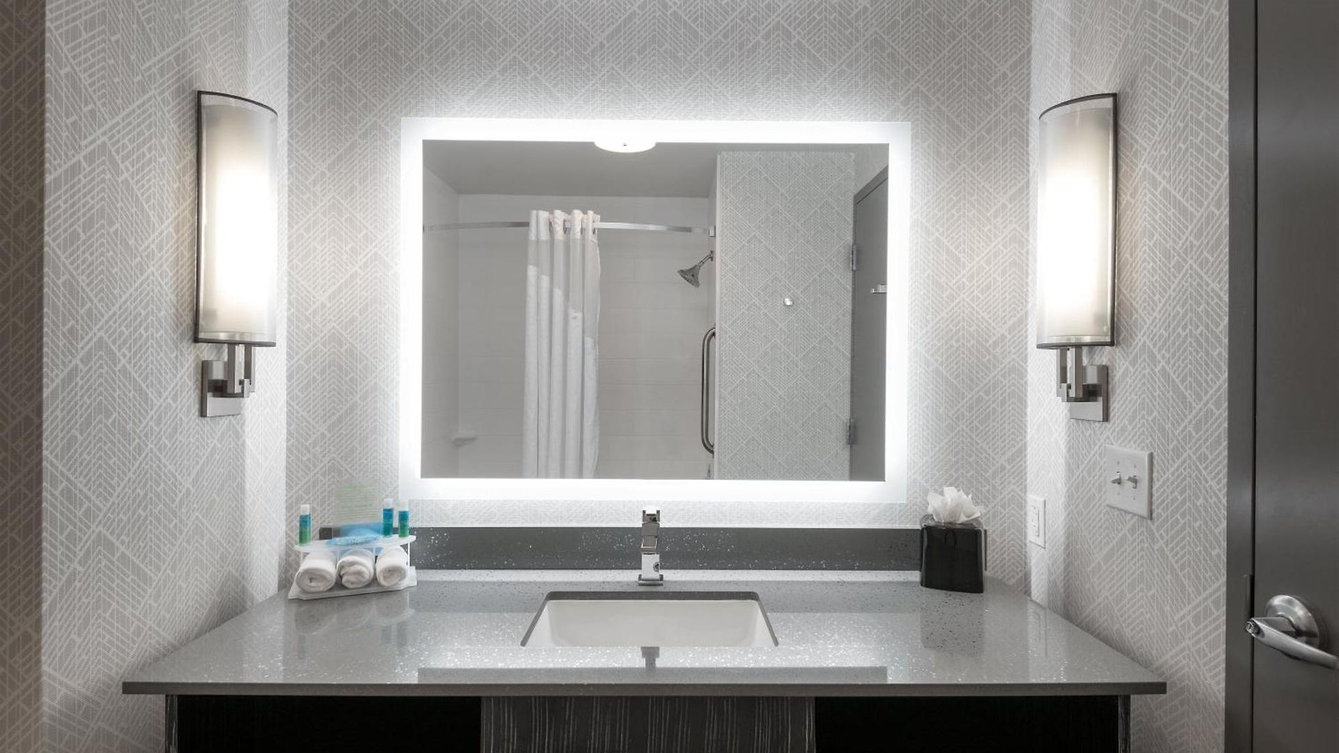 Hotel Express & - Airport By Ihg 3*