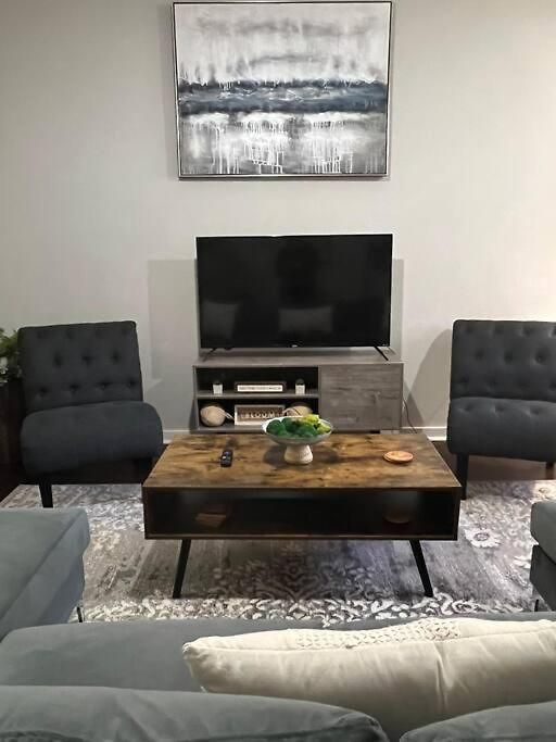 Townhouse In Uptown King Bed-wi-fi-full Kitchen- Washer & Dryer