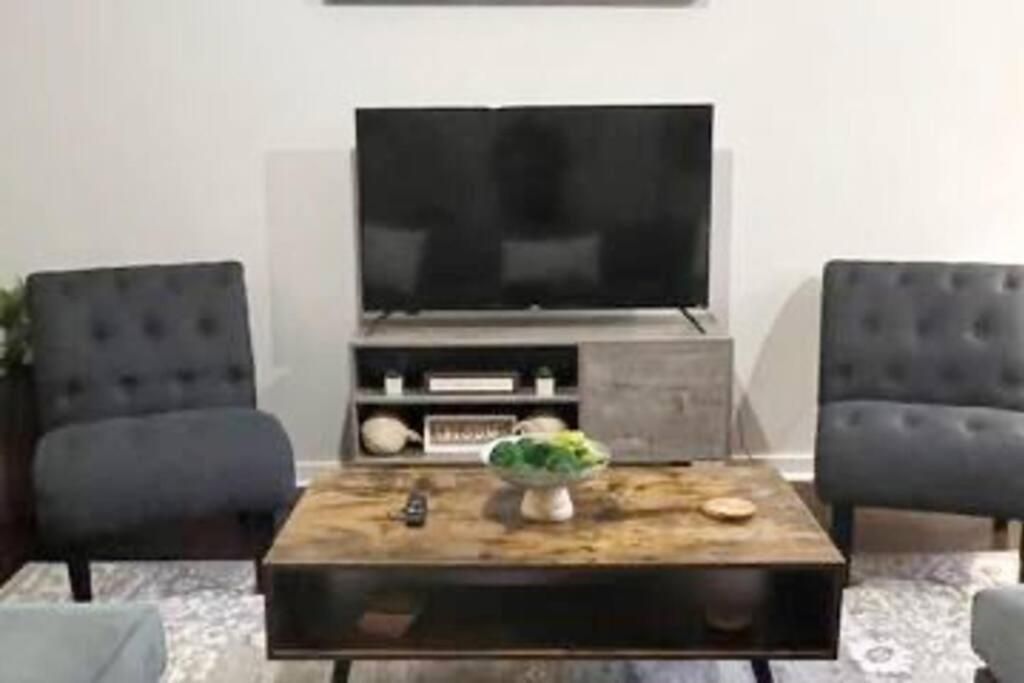 Townhouse In Uptown King Bed-wi-fi-full Kitchen- Washer & Dryer *