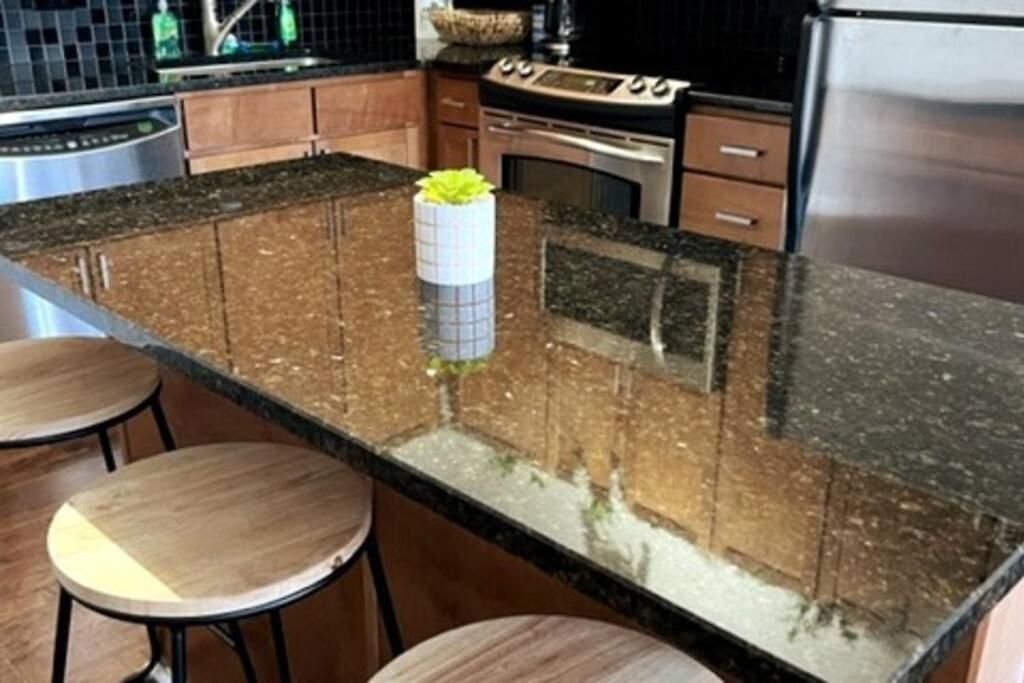 Townhouse In Uptown King Bed-wi-fi-full Kitchen- Washer & Dryer Apartment *
