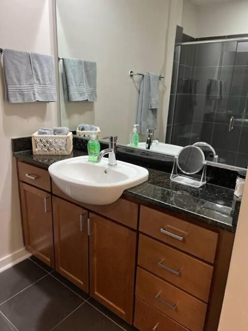Townhouse In Uptown King Bed-wi-fi-full Kitchen- Washer & Dryer Apartment