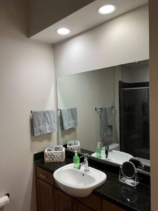 Townhouse In Uptown King Bed-wi-fi-full Kitchen- Washer & Dryer Apartment *