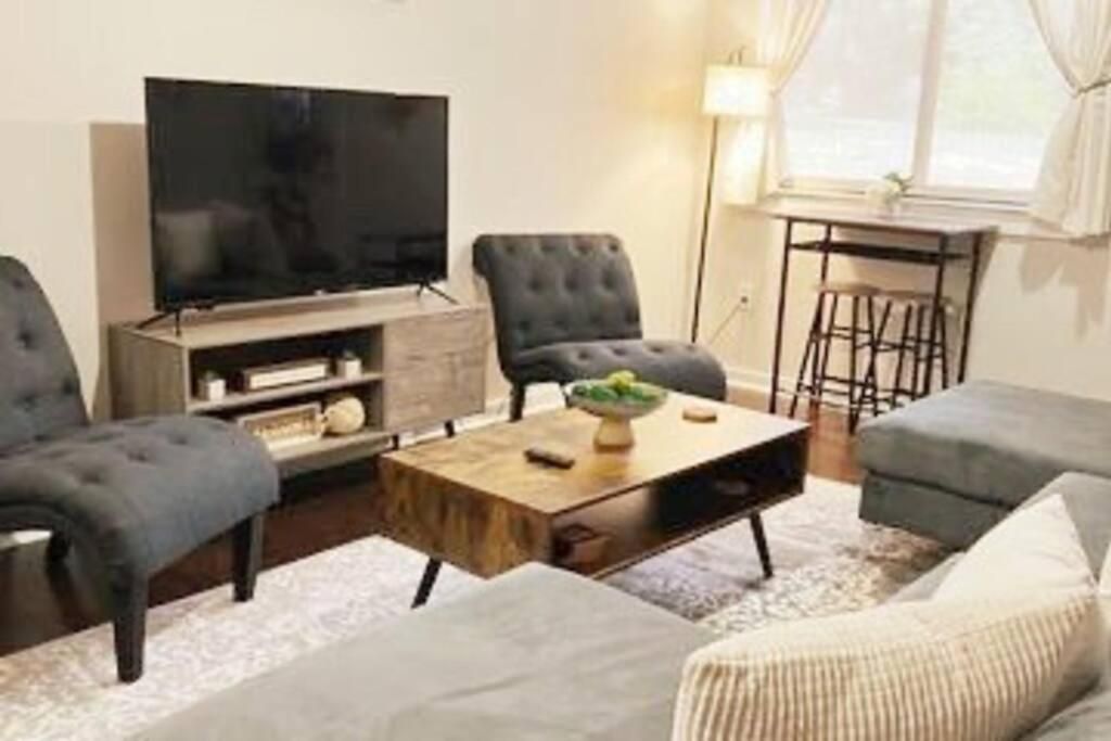 Apartment Townhouse In Uptown King Bed-wi-fi-full Kitchen- Washer & Dryer