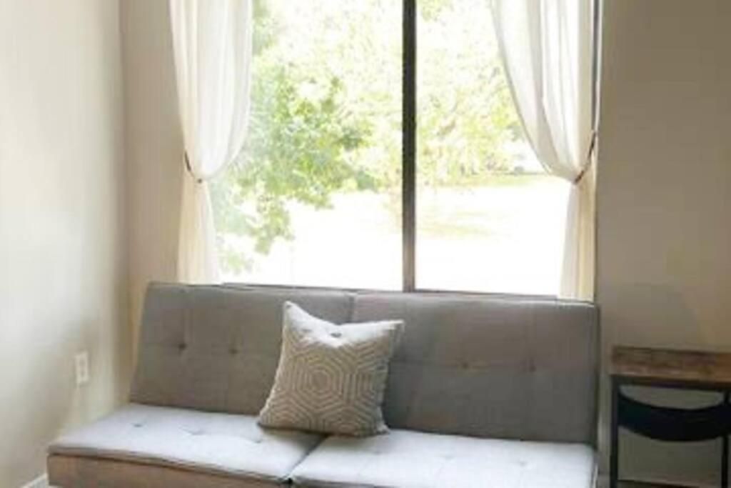 Townhouse In Uptown King Bed-wi-fi-full Kitchen- Washer & Dryer Apartment *