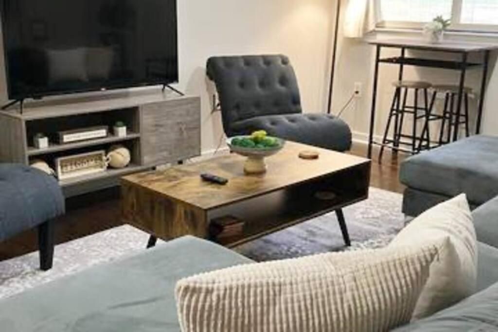 Apartment Townhouse In Uptown King Bed-wi-fi-full Kitchen- Washer & Dryer