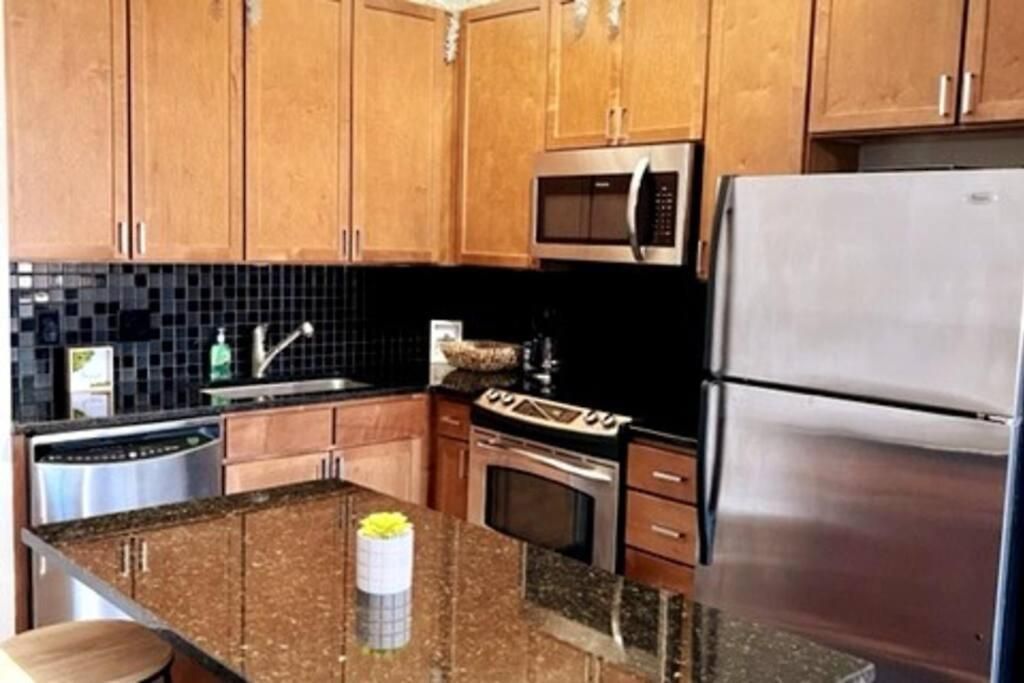 Townhouse In Uptown King Bed-wi-fi-full Kitchen- Washer & Dryer Apartment