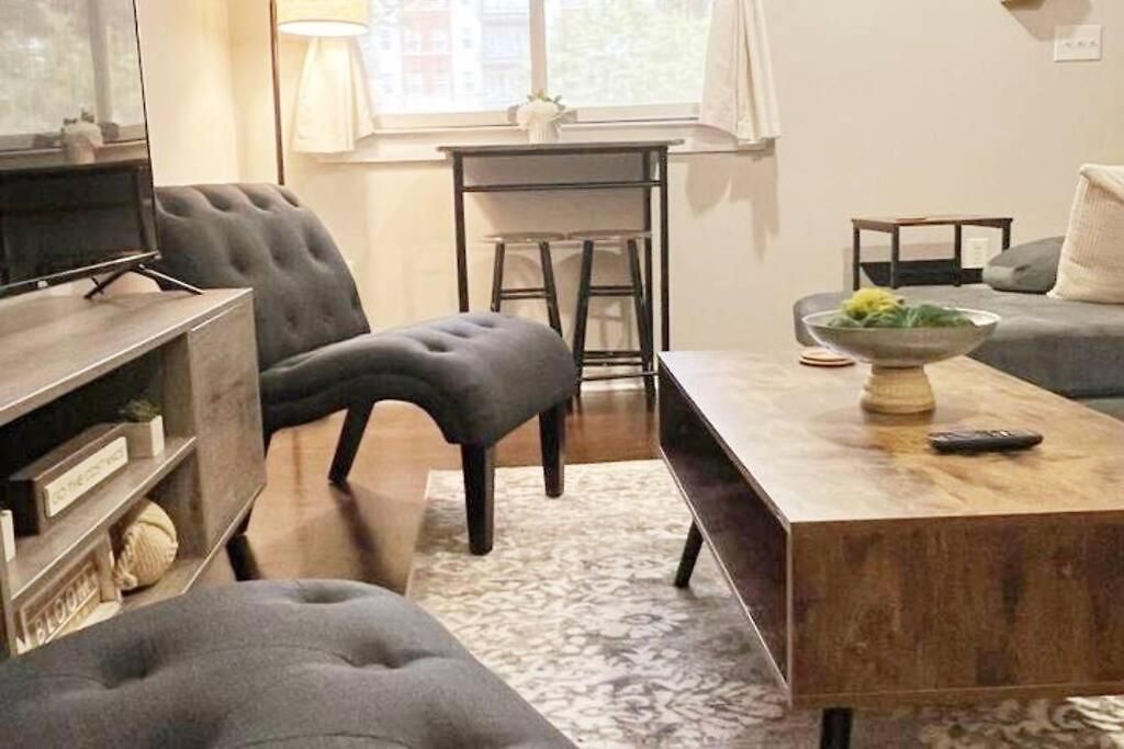 Townhouse In Uptown King Bed-wi-fi-full Kitchen- Washer & Dryer Apartment *