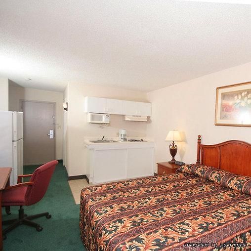 Hotel Econo Airport Near Billy Graham Parkway 2*
