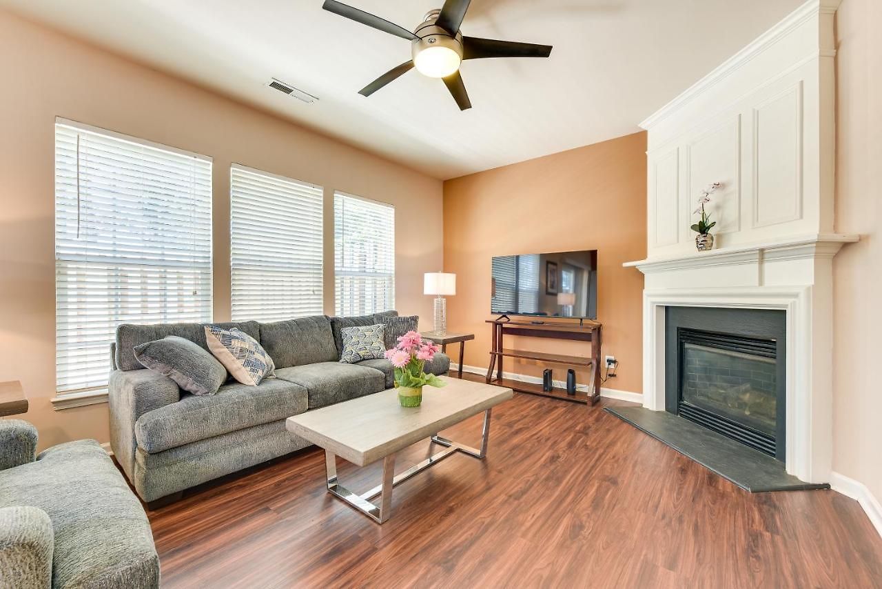 Townhome W/ Deck: 18 Mi To Downtown! * Charlotte