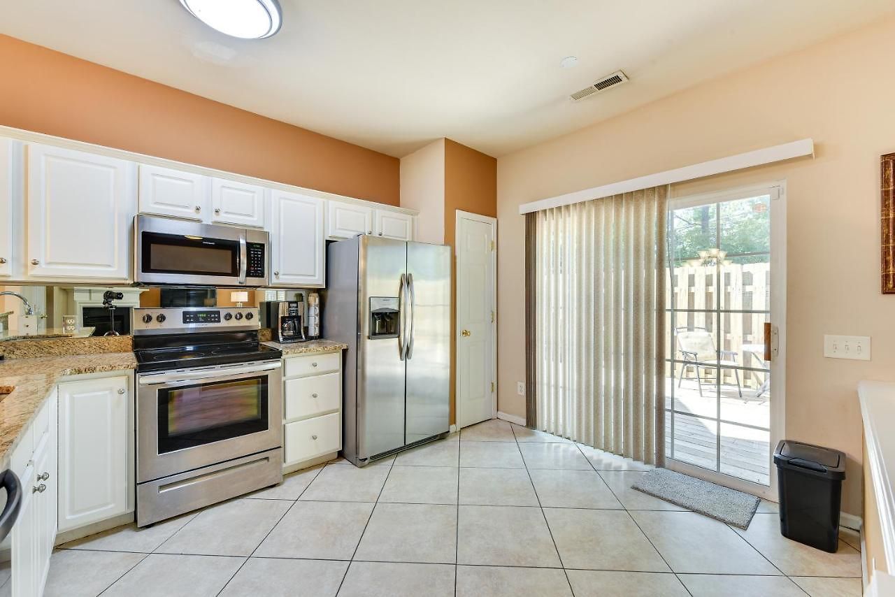Townhome W/ Deck: 18 Mi To Downtown! Holiday home