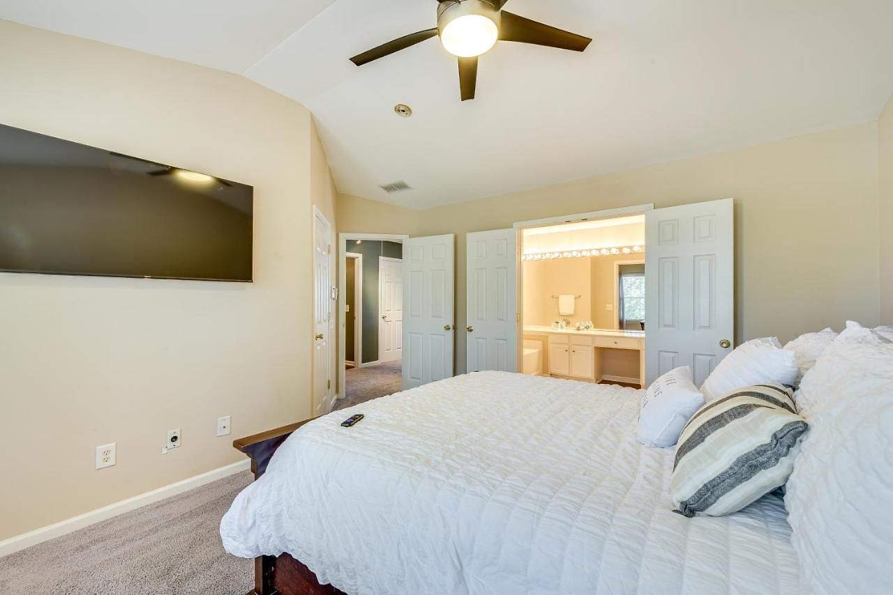 Townhome W/ Deck: 18 Mi To Downtown! *