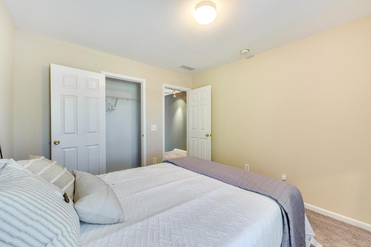Townhome W/ Deck: 18 Mi To Downtown!