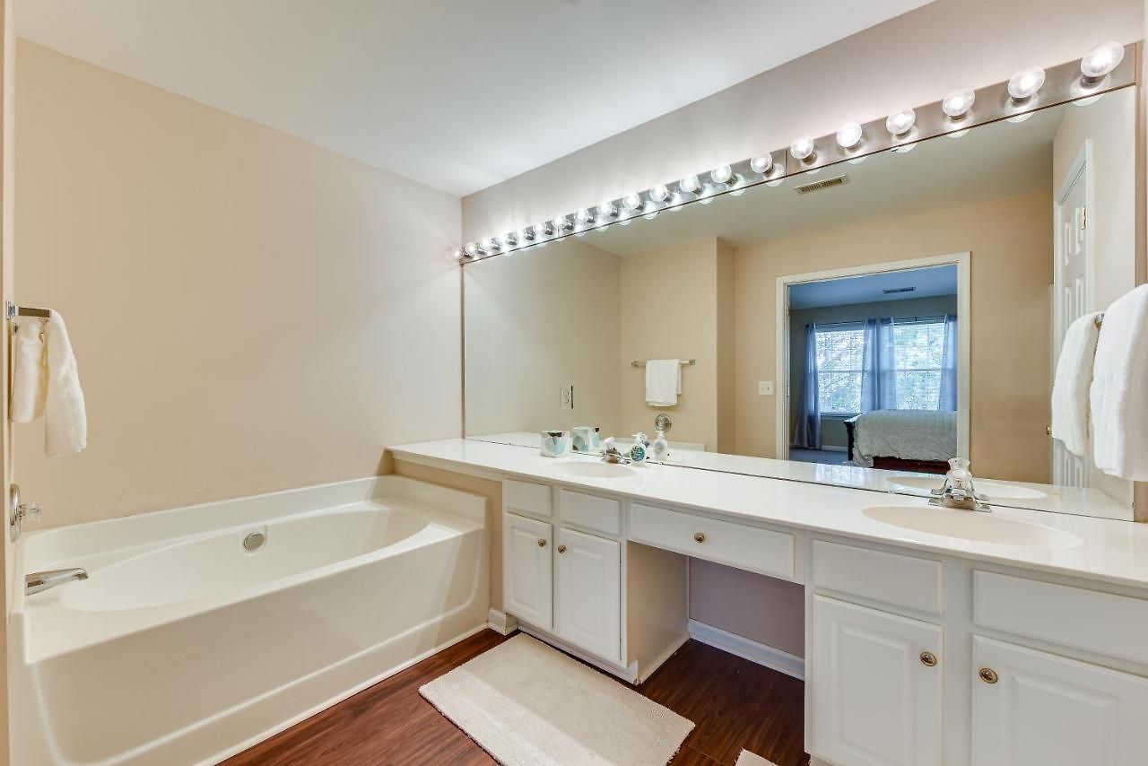 Holiday home Townhome W/ Deck: 18 Mi To Downtown! *