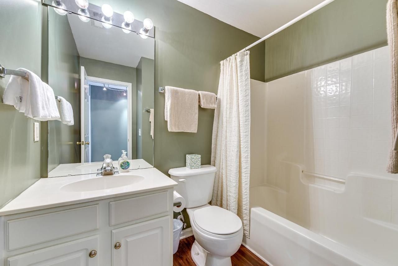Townhome W/ Deck: 18 Mi To Downtown!