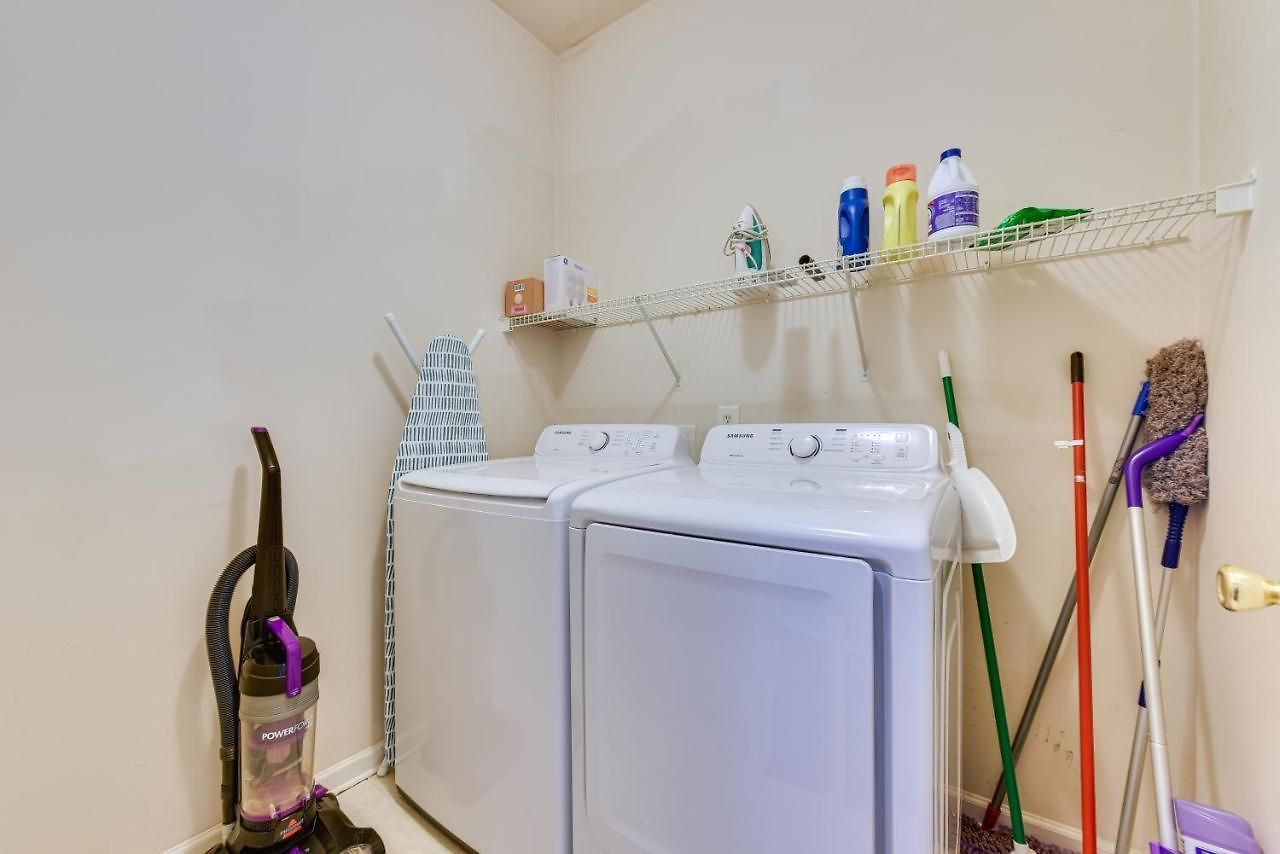 Townhome W/ Deck: 18 Mi To Downtown! Holiday home *