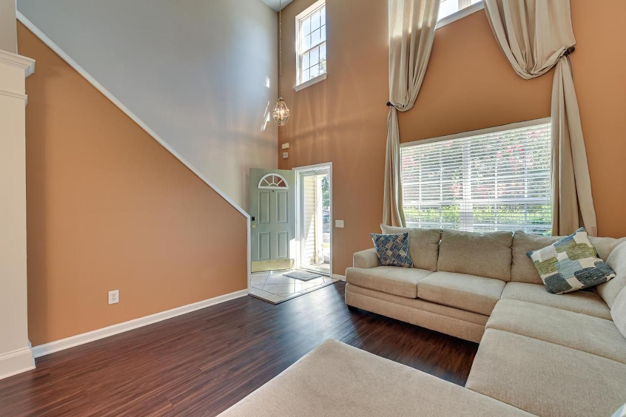 Townhome W/ Deck: 18 Mi To Downtown! Holiday home *