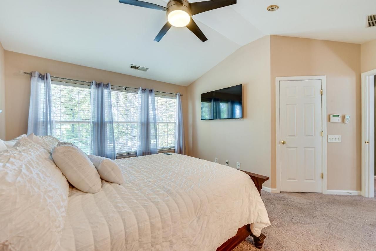 Townhome W/ Deck: 18 Mi To Downtown! *