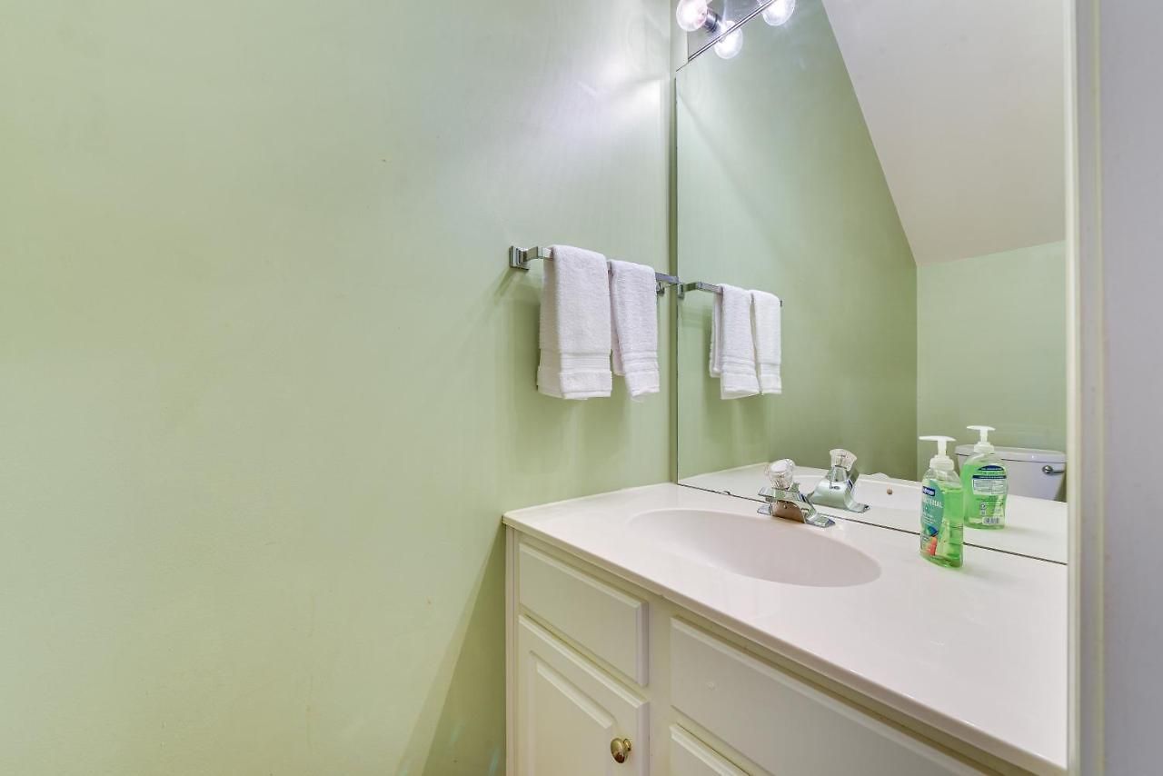 Townhome W/ Deck: 18 Mi To Downtown! * Charlotte