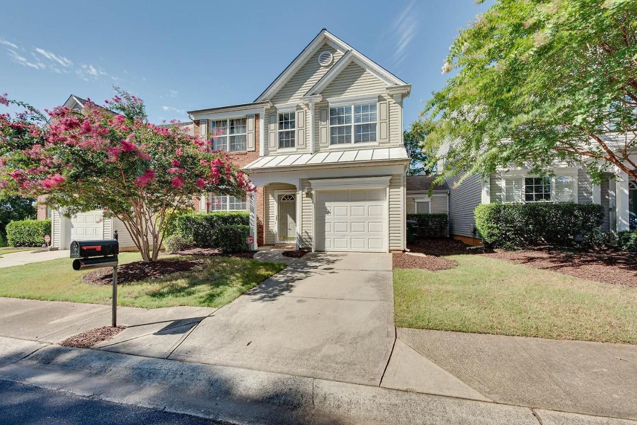 Townhome W/ Deck: 18 Mi To Downtown!