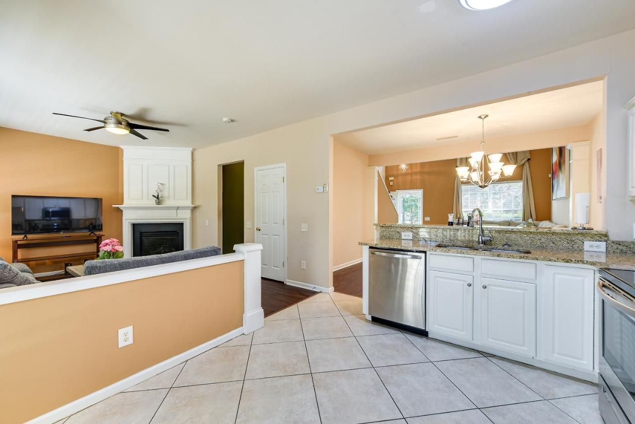 Townhome W/ Deck: 18 Mi To Downtown! Holiday home